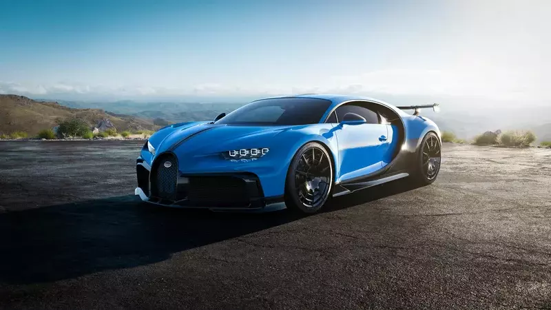 Bugatti Chiron Pure Sport adapts the Divo for on-road driving.