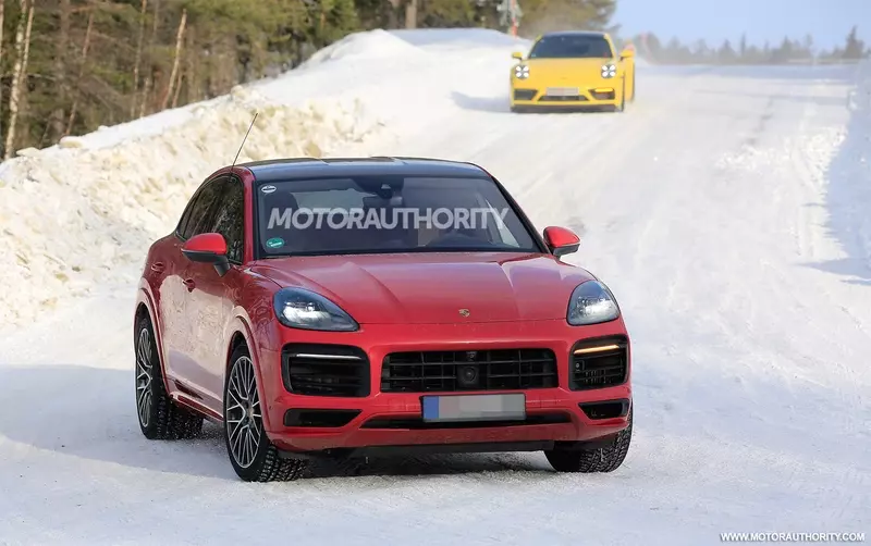 Spy shot of the 2022 Porsche Cayenne GTS Coupe