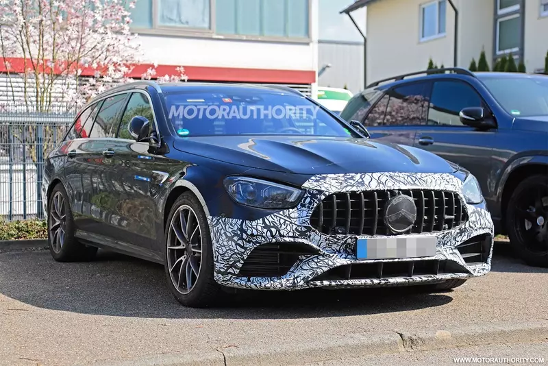 Spy shots and video of the 2021 Mercedes-AMG E63 wagon.