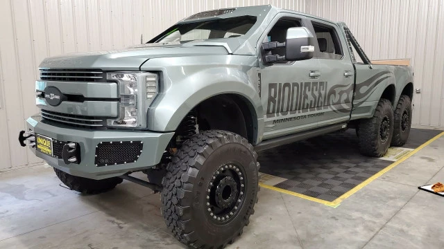 Indomitas 2017 Ford F-550 Super Duty six-wheeler is available for $135,000.