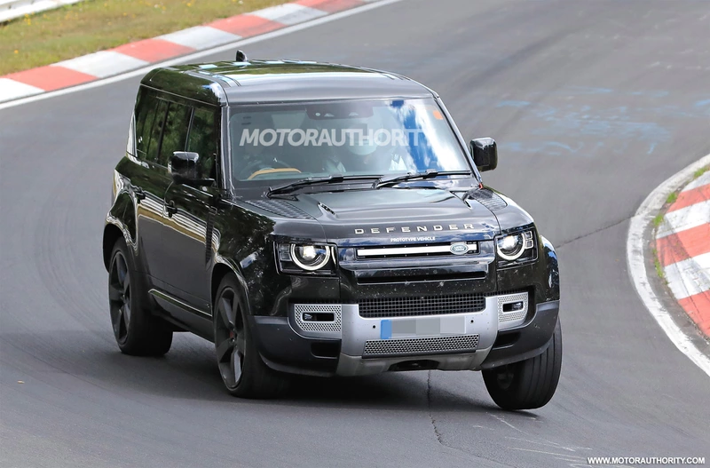 2022 Land Rover Defender V8 Spy Shot: 5.0-liter supercharged engine.