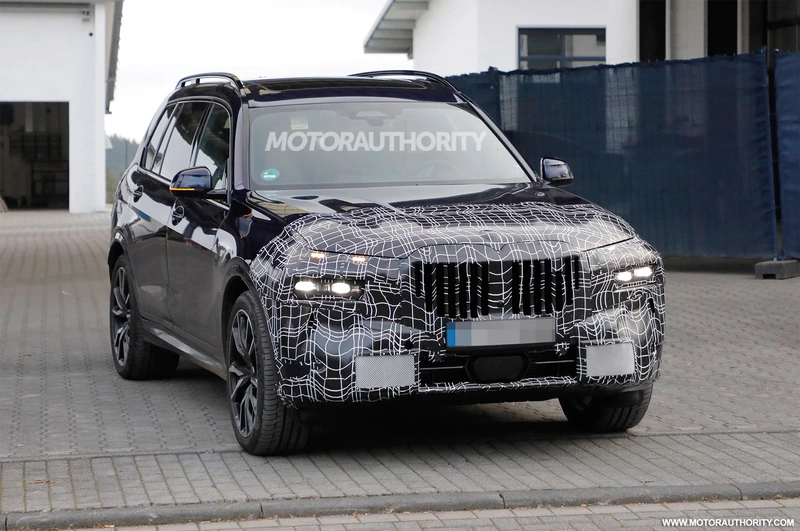 Spy shots and video of the 2023 BMW X7: a major design update for the big SUV