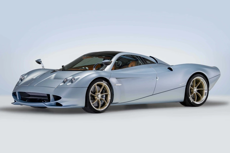 Pagani Huayra switches to a long-tail Kodalunga model.